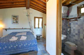 Cottage surrounded by nature near Sea - Image 3