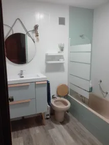 Stort hus med sluten tomt på 2000 m2, vacker trädgård och grill. - Image 2