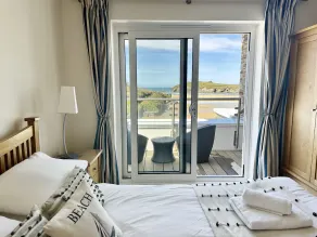 Beautiful Porth beach front 3 bedroom apartment - Image 4
