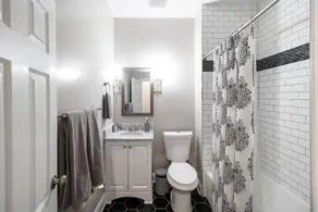 Beautifully Renovated row House in Trendy Canton, private parking driveway - Image 3