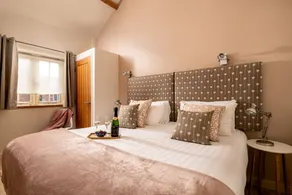 Cosy converted barn, luxury indoor heated pool tennis courts and hot tub - Image 3