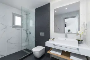 V Luxury Suites - Image 2