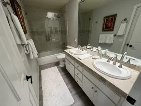 Exclusive \"Lakes Country Club\" condo with lake views - Image 5