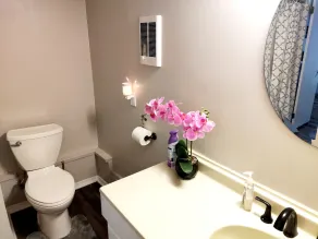 Adorable and Clean Suite walk to Downtown  Noblesville - Image 3
