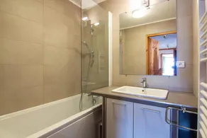 50m from ski slopes, 1st floor, balcony, fireplace or stove, tv, ski locker, 90m², Val Thorens - Image 2
