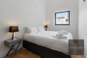 Stunning Modern Exeter Apartment w/balcony - Image 5