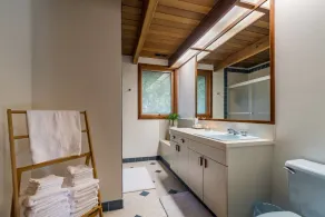 This house is a 5 bedroom(s), 3 bathrooms, located in Eugene, OR. - Image 4