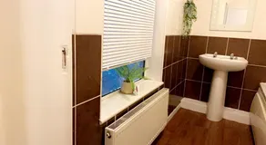 Impeccable 1-Bed, Sleeps 2, Free Parking - Image 5