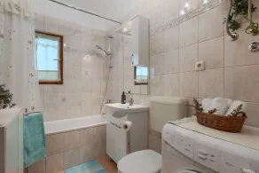 Umzäuntes Ferienhaus mit Liegestühlen auf 1000m2 großem Grundstück - Image 2