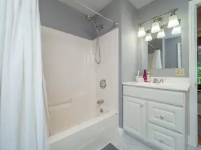 Clean & Bright 2 Bedroom Cottage shares 8 Acres - Image 3