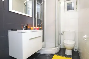 Summer Breeze Pool Apartments - Image 3