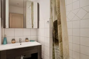Overfladeareal: ca. 29 m² 5. sal. Orientering: Syd. Stue med sofa, tv - Image 2