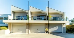 Beautiful lake side living - Image 5