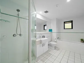 Waterfront, near Story Bridge, close to CBD, Southbank & amenities, parking incl - Image 3