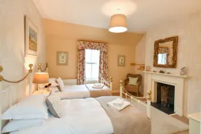4* Coastal Estate Farmhouse Close to Pretty Beach. Wonderful Coastal Paths & Woodland Walks - Image 4