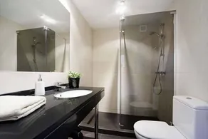 Property with parking, Ac,wifi, metro & at only 8 min.from city centre by metro. - Image 3