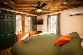 Treehouse Hot tub on 60 Acre Farm Near Downtown - Image 4