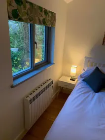 Gorgeous modern flat with free parking & private court yard - Image 4