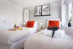 Stylish House • Sleeps 6 • Driveway Parking • Garden • Fast Wifi • Self-Check-In • Yoko Property - Image 2