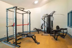 Familienfreundliche Eigentumswohnung am Meer mit fantastischen Annehmlichkeiten, Zugang zum Pool und Strand, Pavillons im Freien und Erholungszentrum mit Fitnessraum, Innenpool / Whirlpool und Loungebereichen. - Image 5