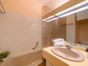 Fin lejlighed for 4 gæster med WIFI, pool, TV, balkon og kæledyr tilladt - Image 2
