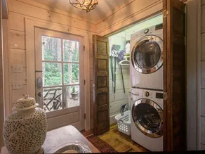 Central! Charming and Luxurious Privacy with 2 Master Beds - Close to Everything - Image 2