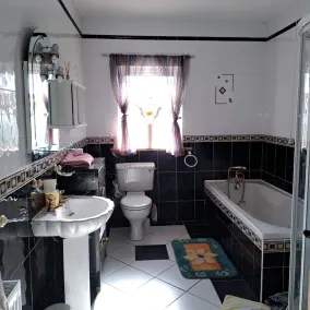 Spacious 6-Bed House 10 minutes from Knock Airport - Image 3