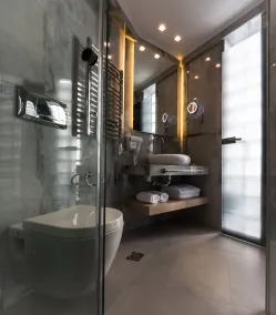 Lavris City Suites - Image 4