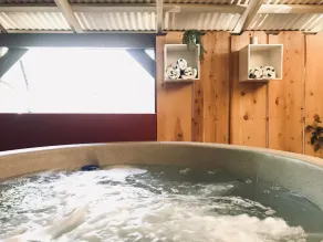 Fly til denne Redding 3-værelses hjem med udendørs pool og spa - Image 2
