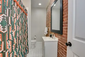 Stovall #4 Stylish 1 bedroom with private free parking - Image 2