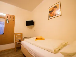Dreibettzimmer Nr. 119, Dusche, WC - Gästehaus Leypold - Image 4