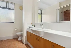 South Perth Garden Apartment Free Parking - Image 3