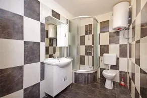 Apartamento de una habitación en la playa Dugi Rat, Omis (A-7575-b) - Image 3