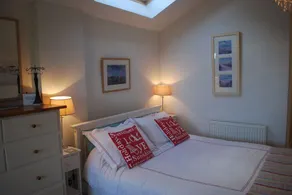 Beaches Studio is in a Fabulous Location with  Views to the Shingle Bank and Iow - Image 4