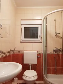 tipo de propiedad es apartamento en casa. El apartamento es para 4 personas. - Image 3