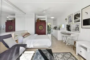 Top floor studio - The Perfect Couples Retreat.  Walk to beach. - Image 4