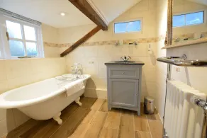 Hartley Wintney - Charming Cottage in Village/ Wood Burning Stove/ Parking/ Wifi - Image 4