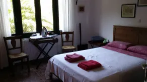 Picturesque island villa in Aegina - Image 4