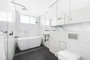 Paw-friendly 2BR Bondi pad with parking, great location - Image 2