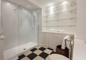 Fantastic corner 2 bedroom property with astounding views of the famous historic Royal Mile. - Image 5