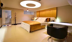 Corona Motel - Image 2