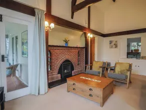 MARIES, pet friendly, character holiday cottage in Lyme Regis - Image 2