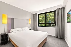 Sleek 1-Bed by Jubilee Park with Pool - Image 4