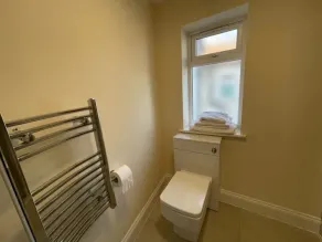 Luxurious 1 bedroom flat with free parking - Image 3