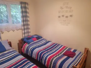 Villa Sleeps 4 with Free Parking - Image 4