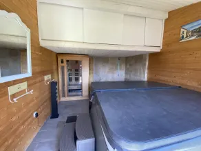 Chalet en bois moderne tout confort avec piscine chauffée jacuzzi spa et sauna - Image 2