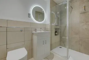 Ground Floor Apartment with Courtyard - Image 2