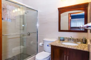 Kingston Luxury Family Retreat - Image 4