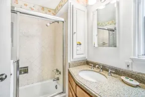 Maison familiale confortable, duplex inférieur, à 3 rues de la plage et des boutiques - Image 3