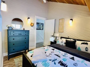 Cheerful 4 Bedroom Lakefront Cottage+Guest House Near Algonquin Park - Image 4